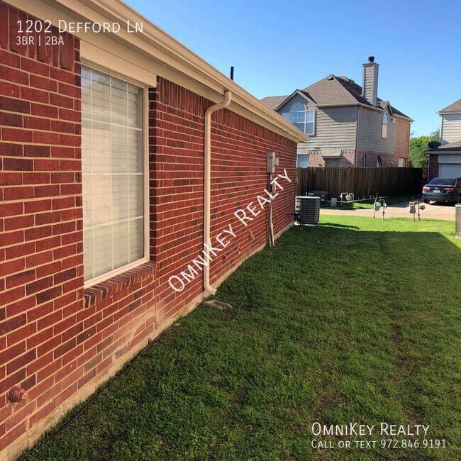 Photo - 1202 Defford Ln