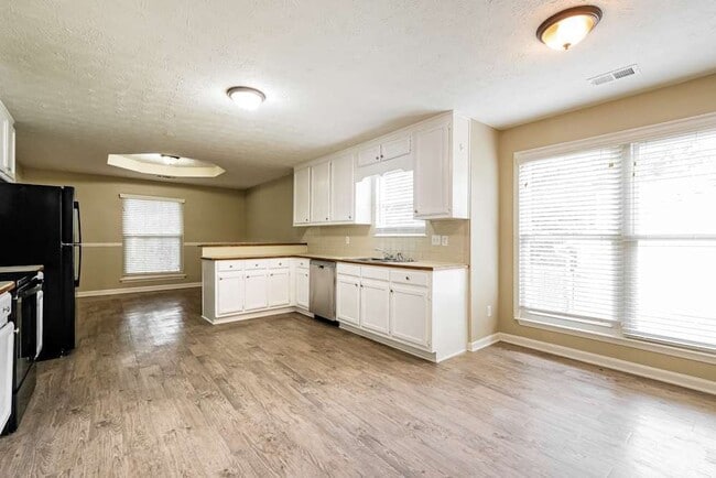 Photo - 1570 Canberra Dr
