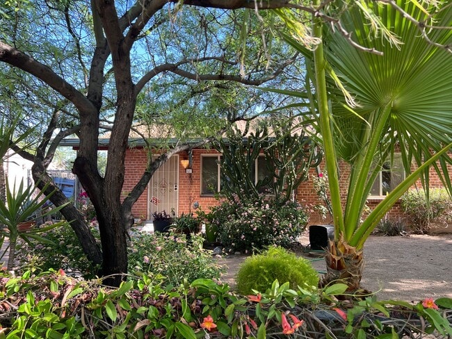 Building Photo - 4 Bed. 2 Ba. Home in Historic Dist. Minute...