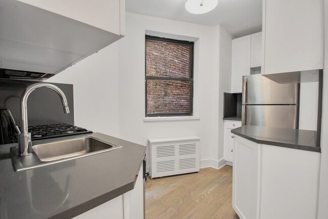 Building Photo - 414 W 49th St Unit 3C Rental
