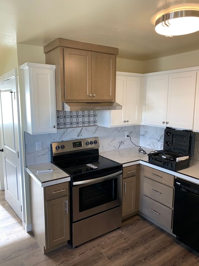Photo - BEAUTIFUL SISTERS GROUND LEVEL APARTMENT, CLOSE TO DOWNTOWN! Unit A