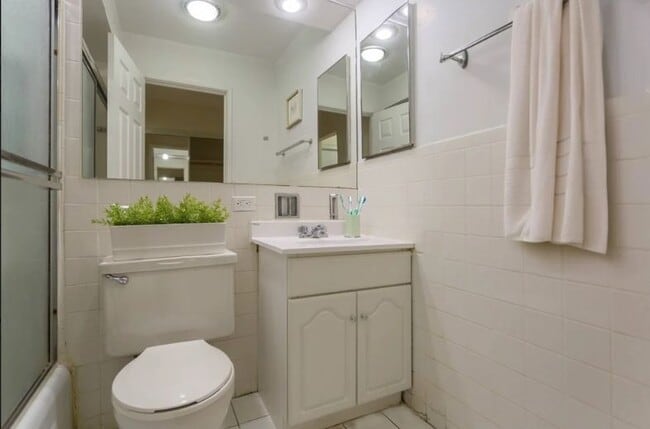 Photo - 6725 N Sheridan Rd