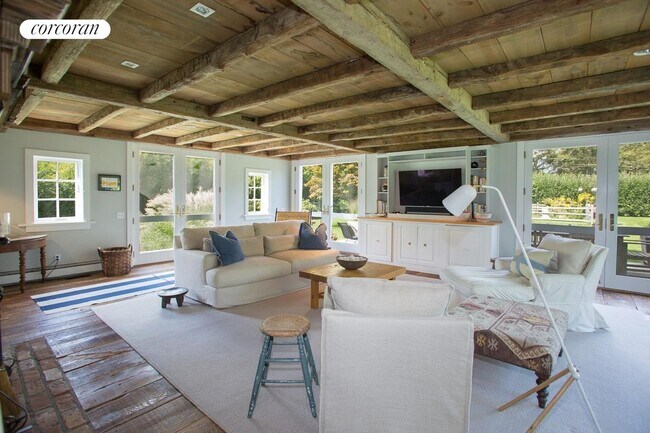 Photo - 114 Wainscott Main St