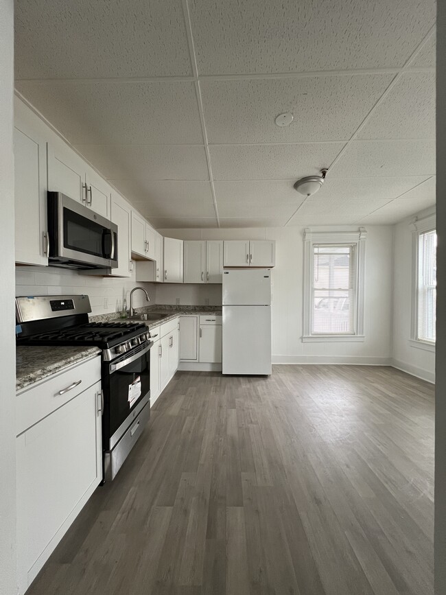 kitchen - 348 Walker St Townhome