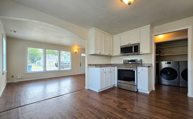1083 Alder Ave