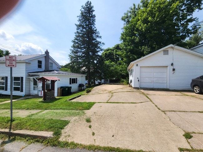 Building Photo - 123 W Mohawk St