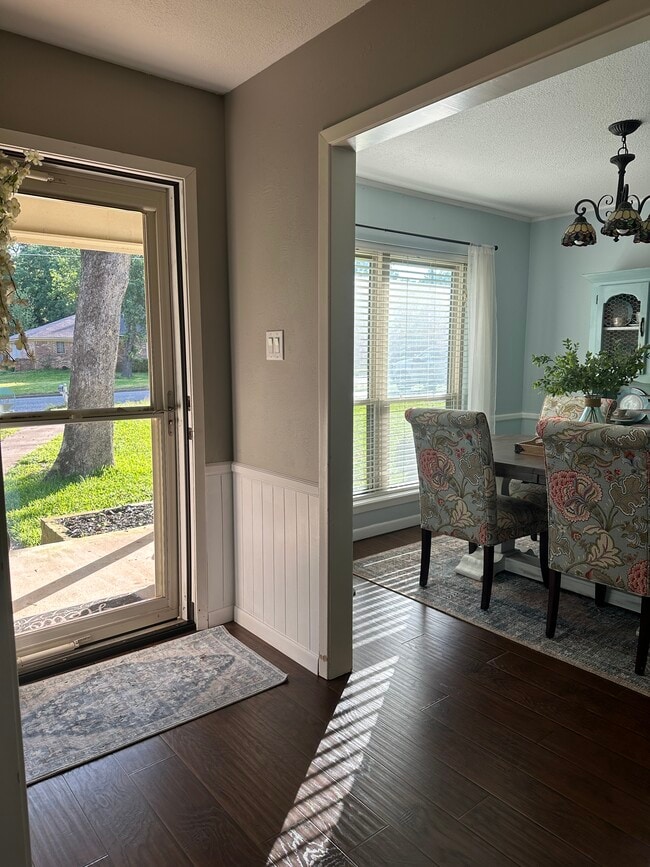 Photo - 10757 Knollwood Dr