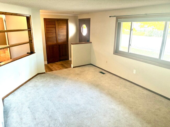 Photo - Beautiful open floorplan - 3 Bedroom/ 2 Ba...