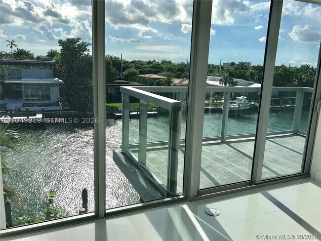 Building Photo - 9940 W Bay Harbor Dr Unit 4E-N