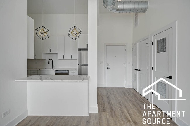 4733 N Western Ave Unit 203