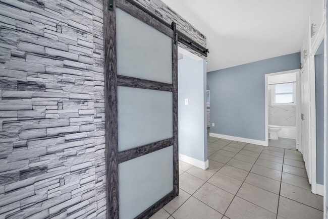 Photo - Spacious 2-Bedroom Apartment in Central Hollywood Unit #9