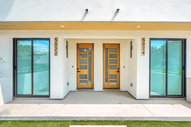 Photo - 5024 Cahuenga Blvd