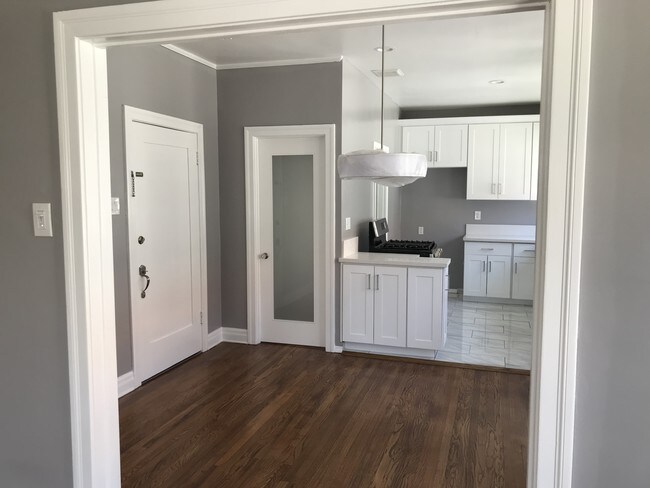Entry/Dining Rm - 1155 1/2 N Maryland Ave Unit --