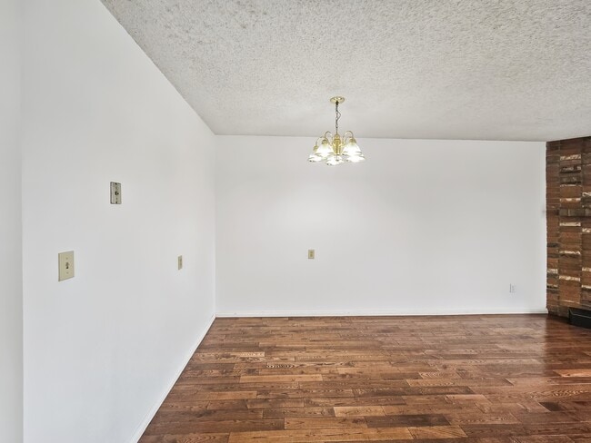Photo - 1513-1536 36 St SE