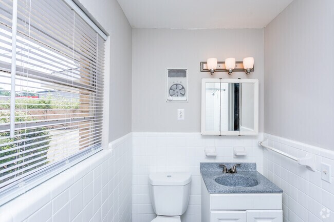 1BR, 1BA - 550 SF