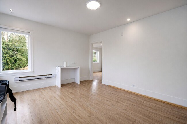 Photo - 16952-16940 40 Ave