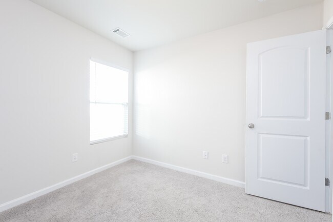 Photo - 121 Colonial Walk
