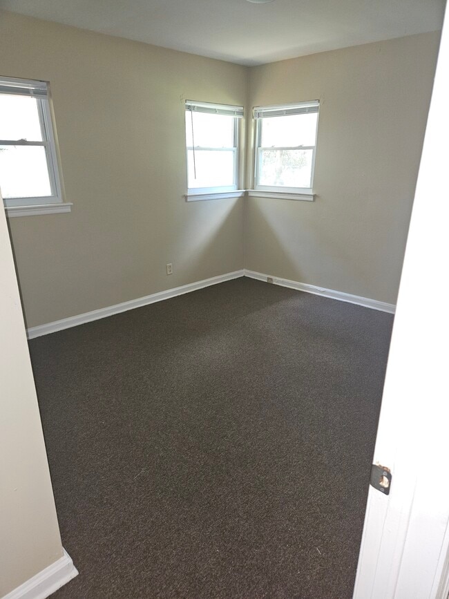 Building Photo - 906 N Van Buren St Unit A