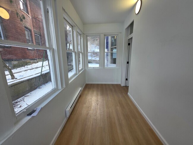 Photo - Amazing 1 bedroom apartment for rent in the North Side!