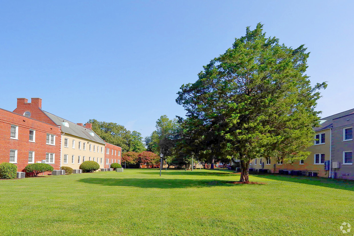 Larchmont Apartments - Larchmont Apartments