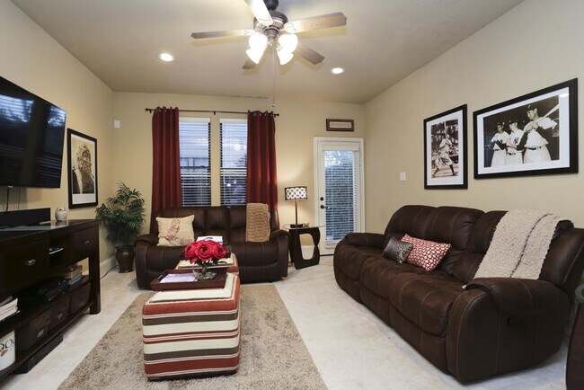 Photo - 1356 Studer St