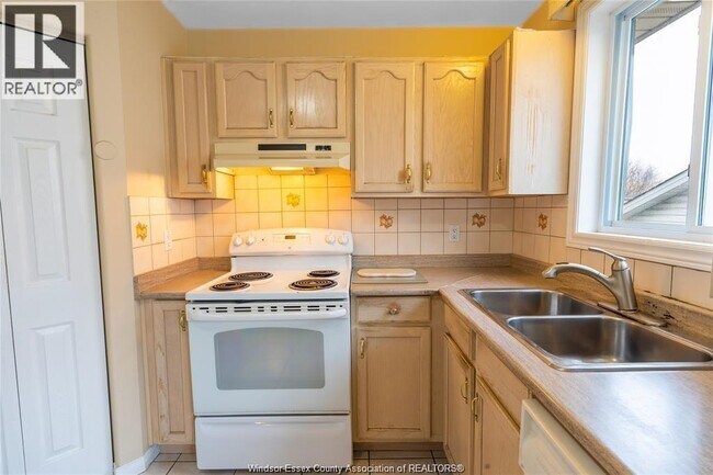 Photo - 4012 Acorn Cres