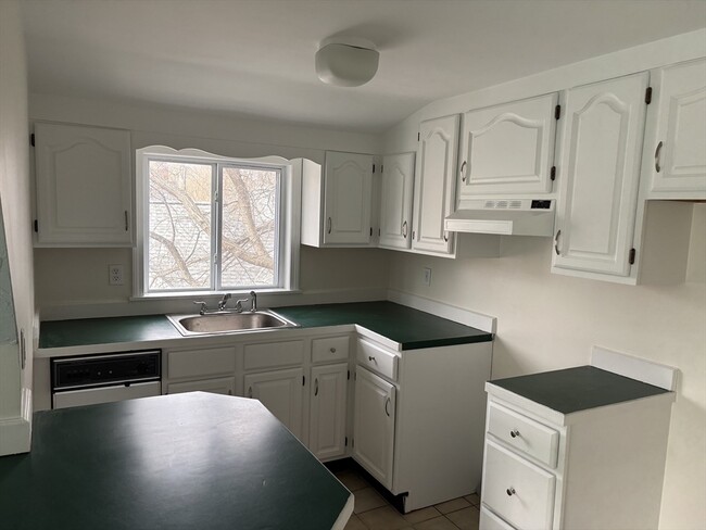 Building Photo - 131-133-133 Vernon St Unit 3 Rental