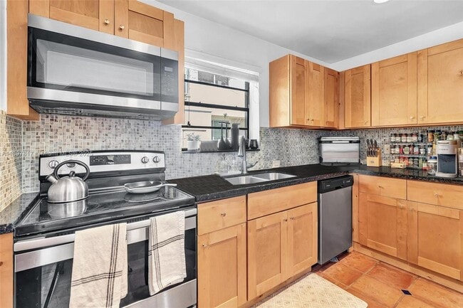 Photo - 836 W 40th St