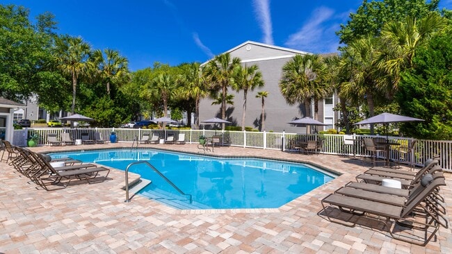 Nuestra piscina estilo resort cuenta con asientos a la sombra, tumbonas modernas y una terraza con hermosos jardines que es perfecta para relajarse o entretenerse. - The Enclave at Huntington Woods