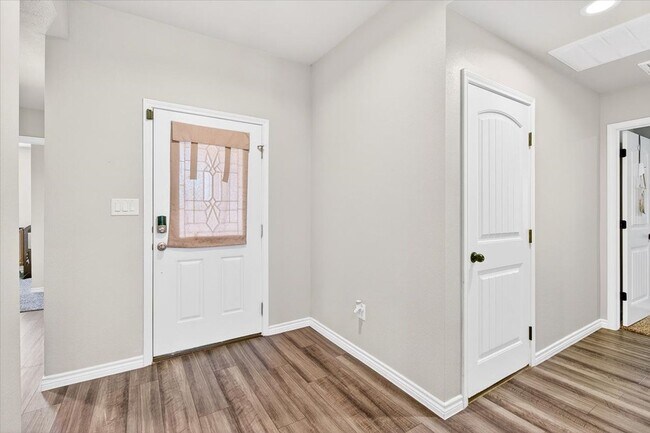 Photo - 8121 Cattlemen Dr
