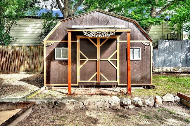 Photo - 608 W Hopkins St