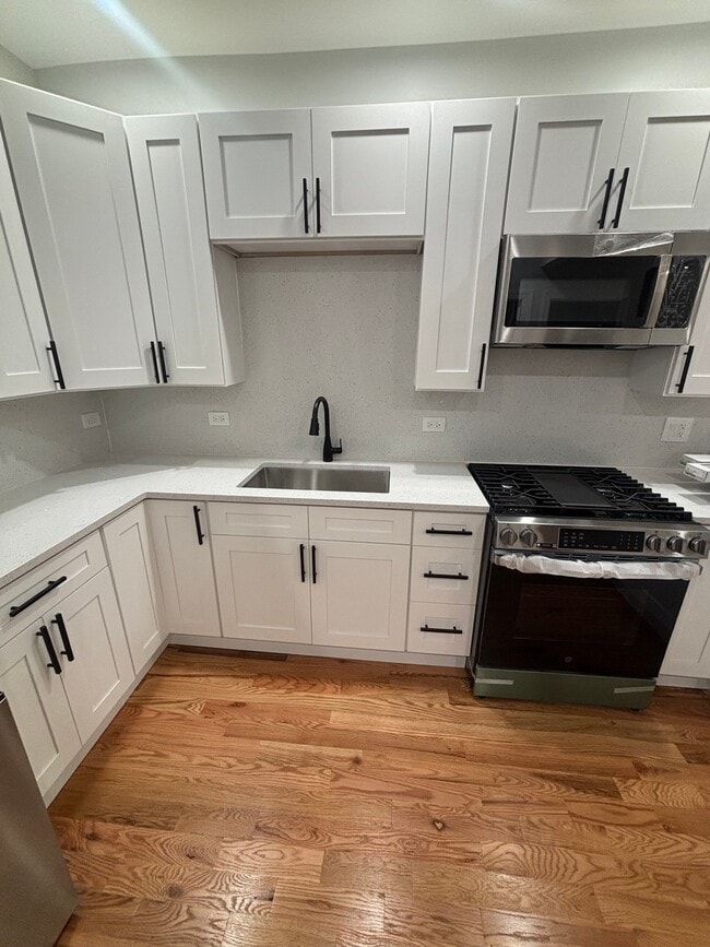 Building Photo - 17 N Austin Blvd Unit 2