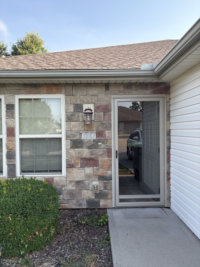 Building Photo - 101 SE Rose Garden Ln Rental