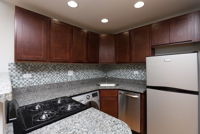 Building Photo - 562 W Arlington Pl