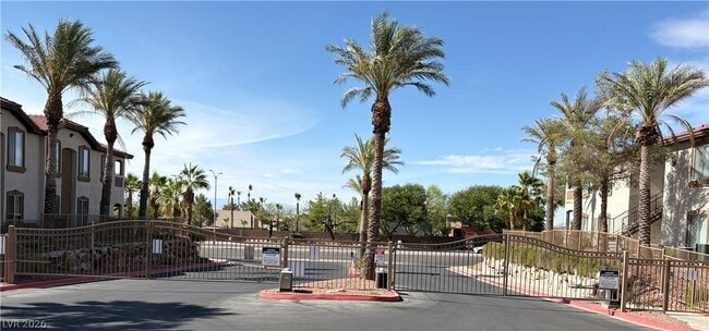 Building Photo - 2305 W Horizon Ridge Pkwy Unit 3923