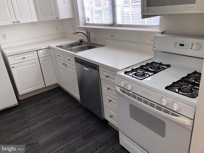 Building Photo - 4200 Mozart Brigade Ln Unit 4200C
