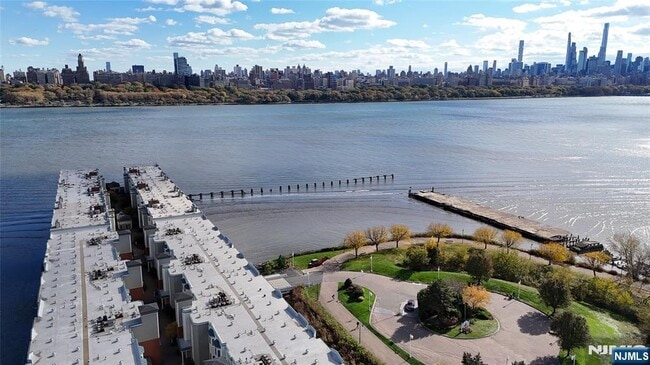 Building Photo - 302 The Promenade