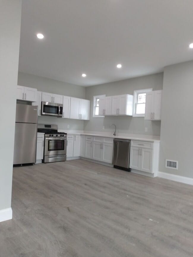 Building Photo - 14 W Erie St Unit 1