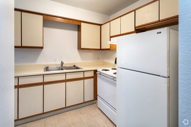 2 BR, 1 BA - 920 SF