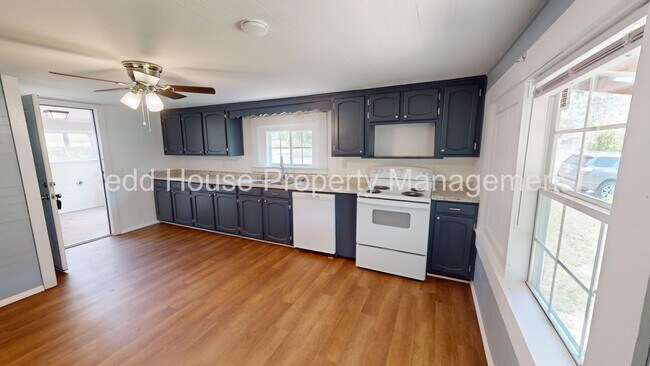 Photo - 103 Watkins St