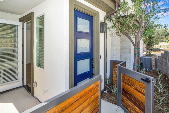 Building Photo - Gorgeous brand new townhome in 3Roots! End...