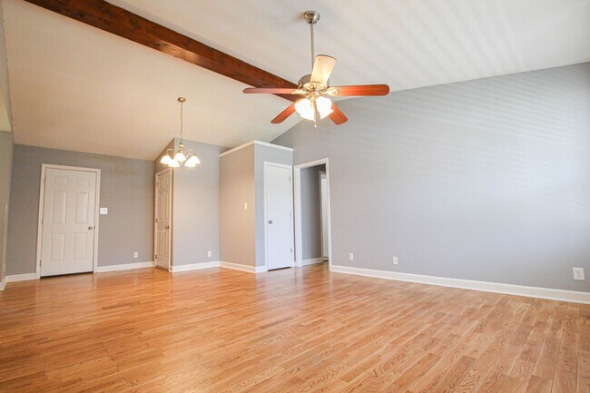 Photo - Pet Friendly Three Bedroom with Basement! Casa