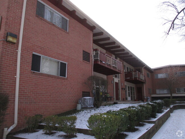 Building Photo - Lovely 2 BR/1 BA w/ Den Condo Available in...