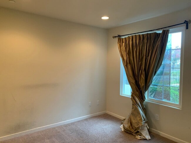 Photo - 3 Bed/3 Bath Newer Townhome in Desirable Ardenwood Neighborhood