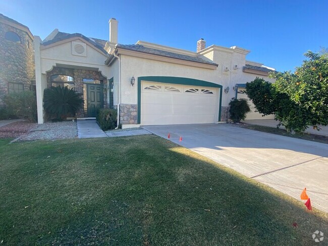 Building Photo - Gorgeous Golf Course Townhome