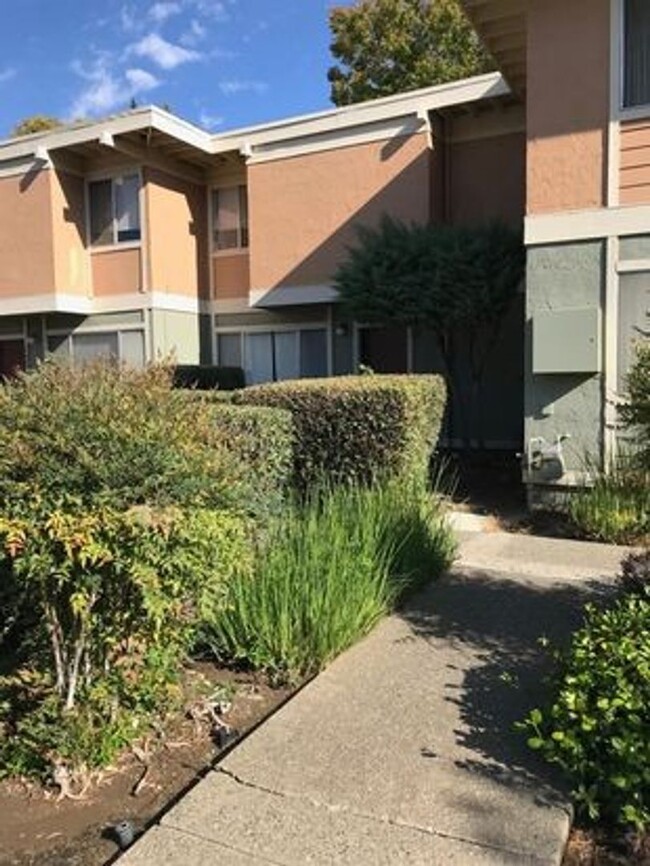 Davis 3 bedroom 2 bath condo in a great lo... - Davis 3 bedroom 2 bath condo in a great lo...