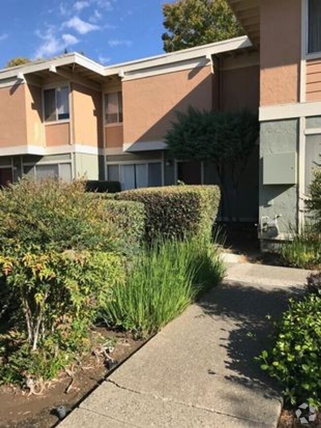 Building Photo - Davis 3 bedroom 2 bath condo in a great lo...