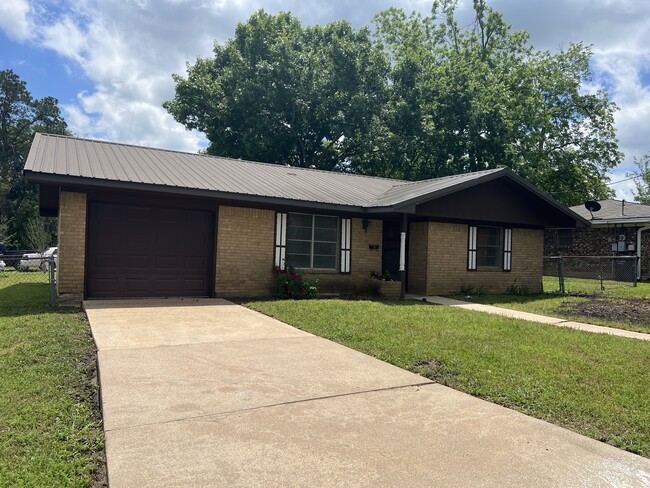 Building Photo - 701 W Osr