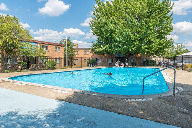 Lakewood Club Pool - 7006 Detroit Apartments & Lakewood Area