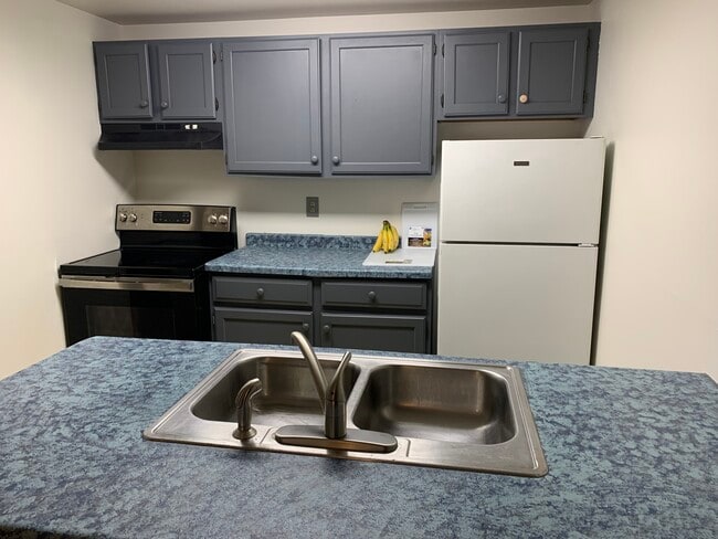 Building Photo - Iowa Ave Unit 8